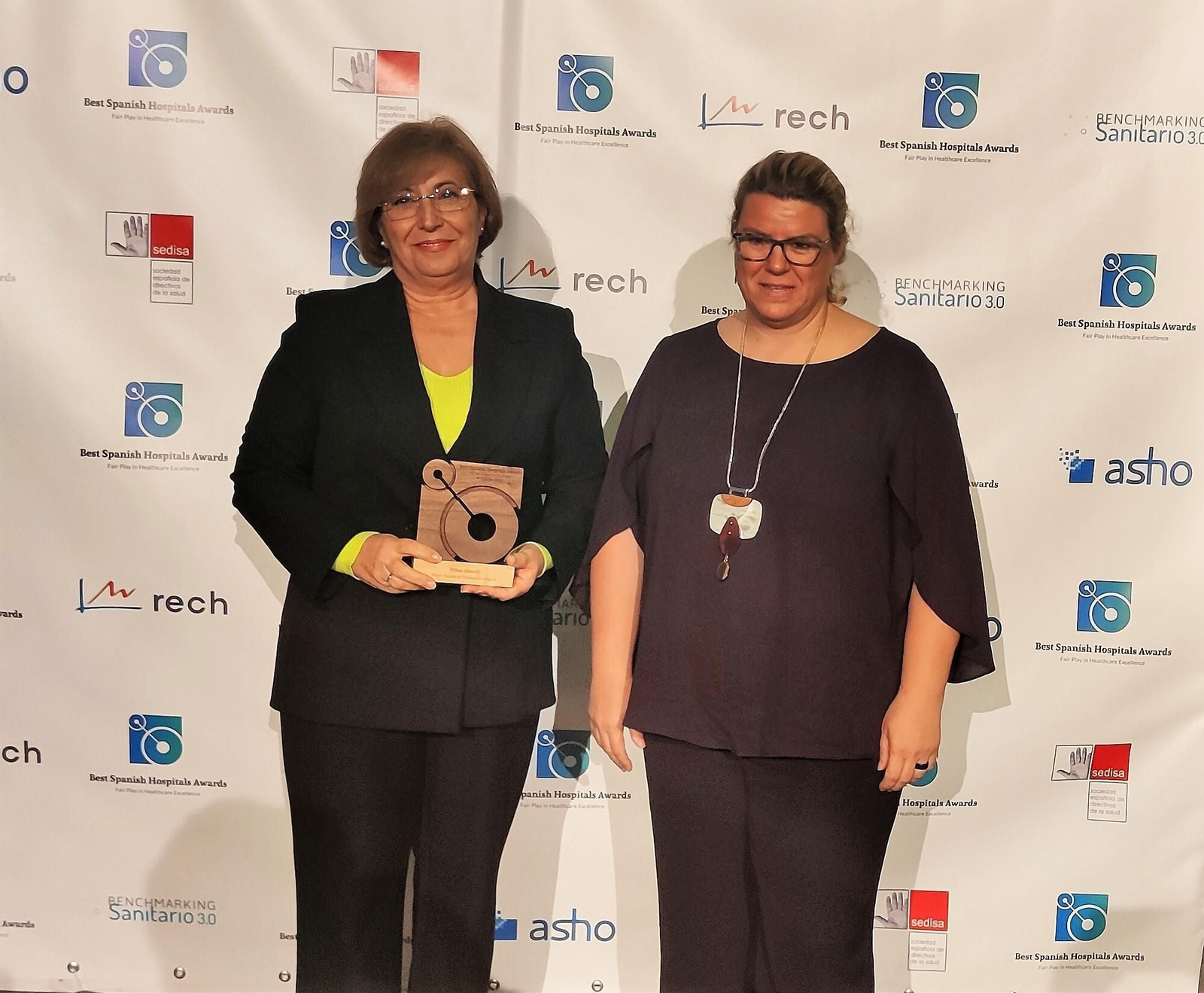 Vithas Almería recibe dos premios: mejor hospital privado en procesos quirúrgicos y materno-infantiles