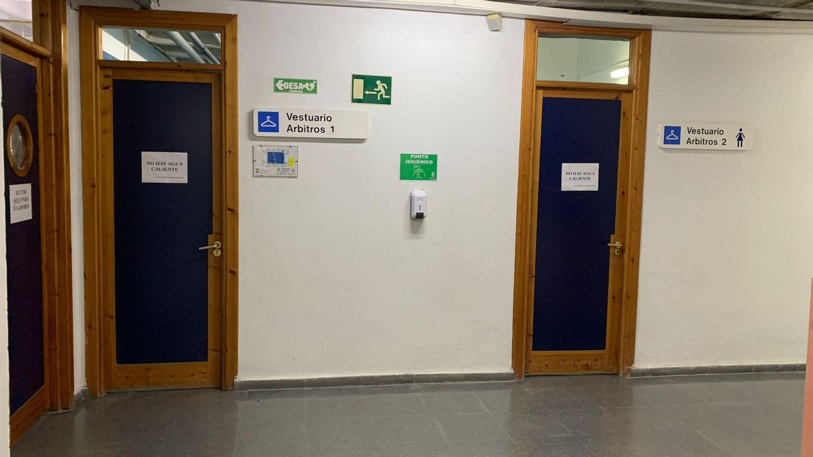 Advertencias de falta de agua caliente en vestuarios del pabellón Ciudad de Chiclana, hace unos días.