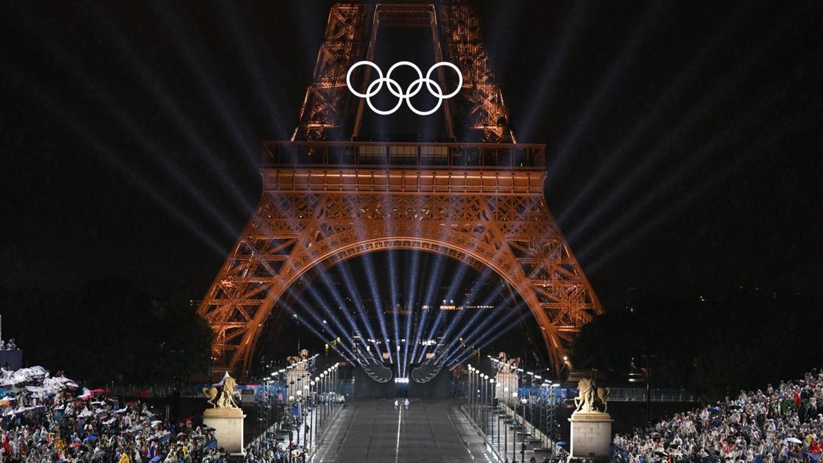 La Torre Eiffel luce con los anillos olímpicos.