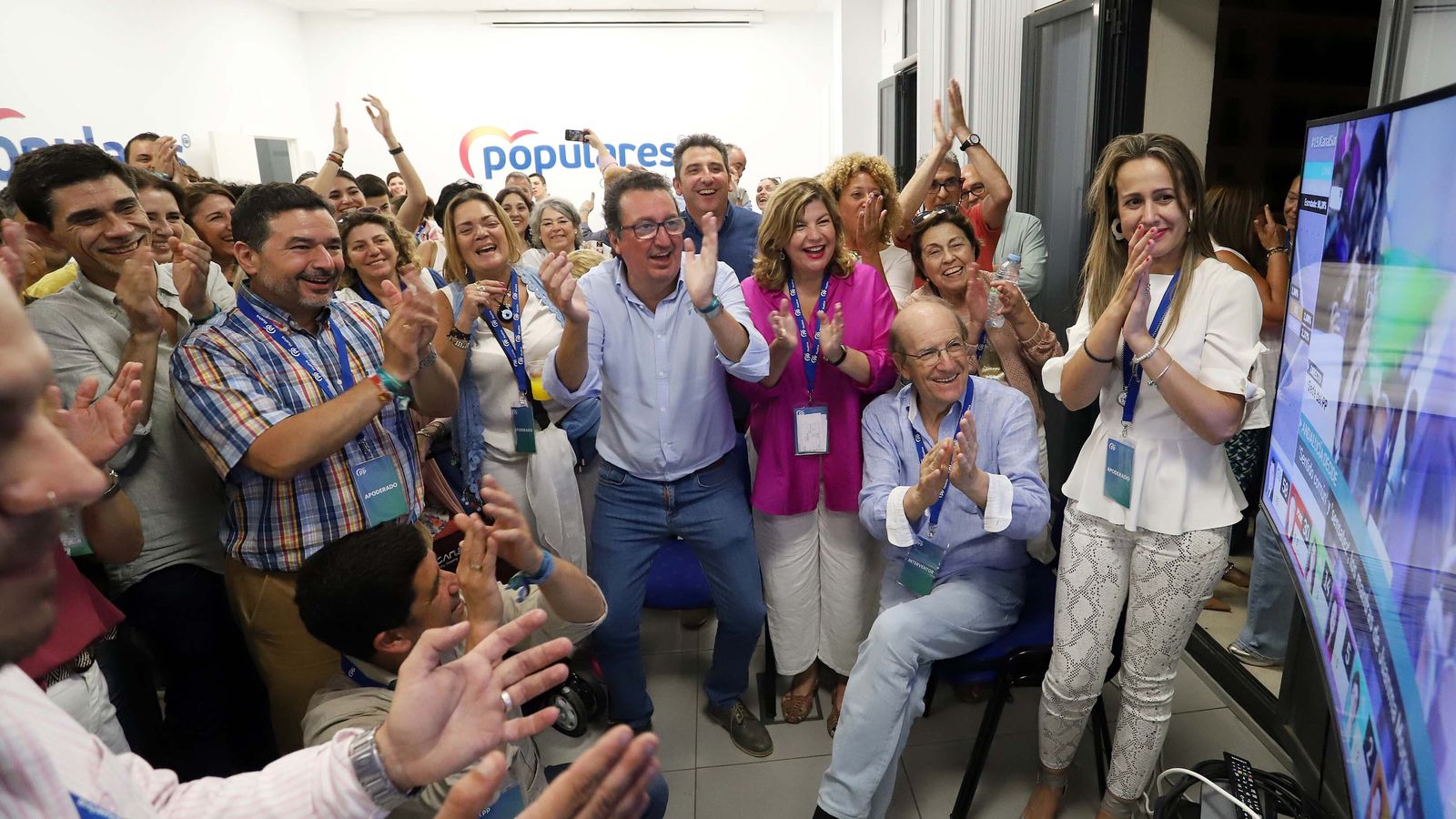 Momento en el que se confirma el escaño 58 para el PP en Andalucía en la sede de Huelva.