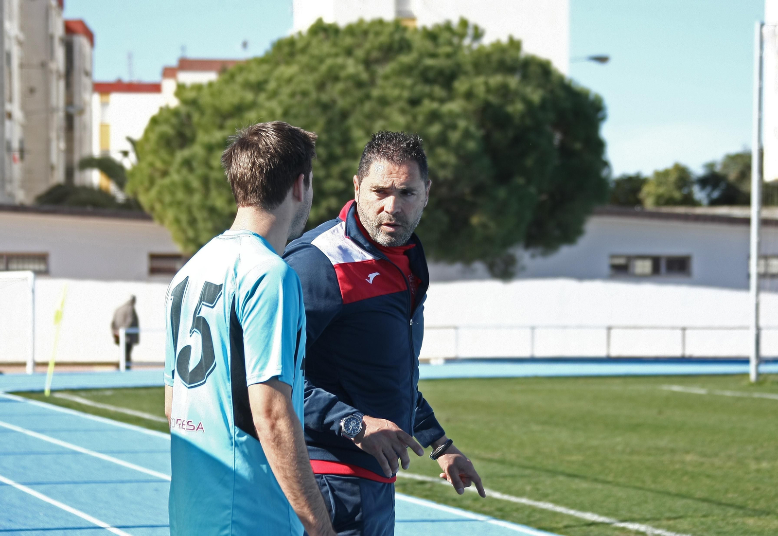 Rafa Navarro da instrucciones a un jugador en su etapa en el Espeleño.