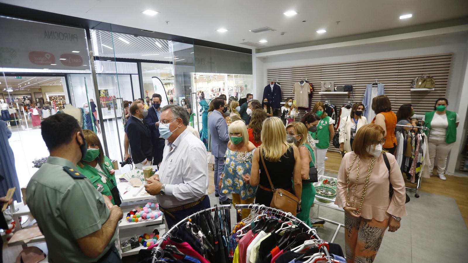 Interior de la tienda solidaria.