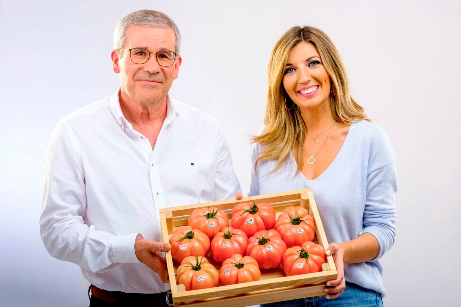 Predro Caparrós con la periodista Mar Villalobos, imagen del tomate Maravilla