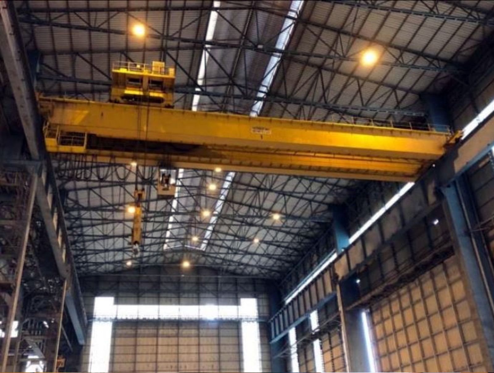 Un pórtico grúa de una de las naves de bloques curvos de Navantia