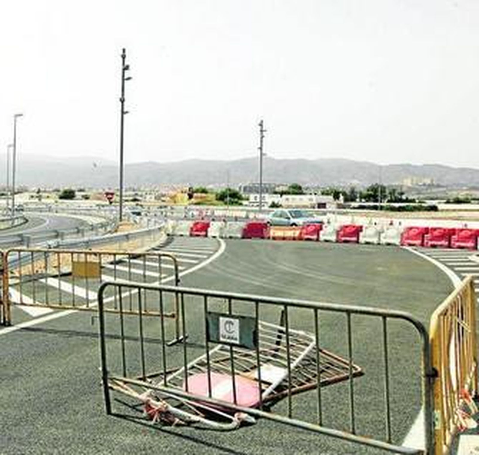 Las obras de la nueva glorieta ya han entrado en la recta final y se abrirá al tráfico en los próximos días.