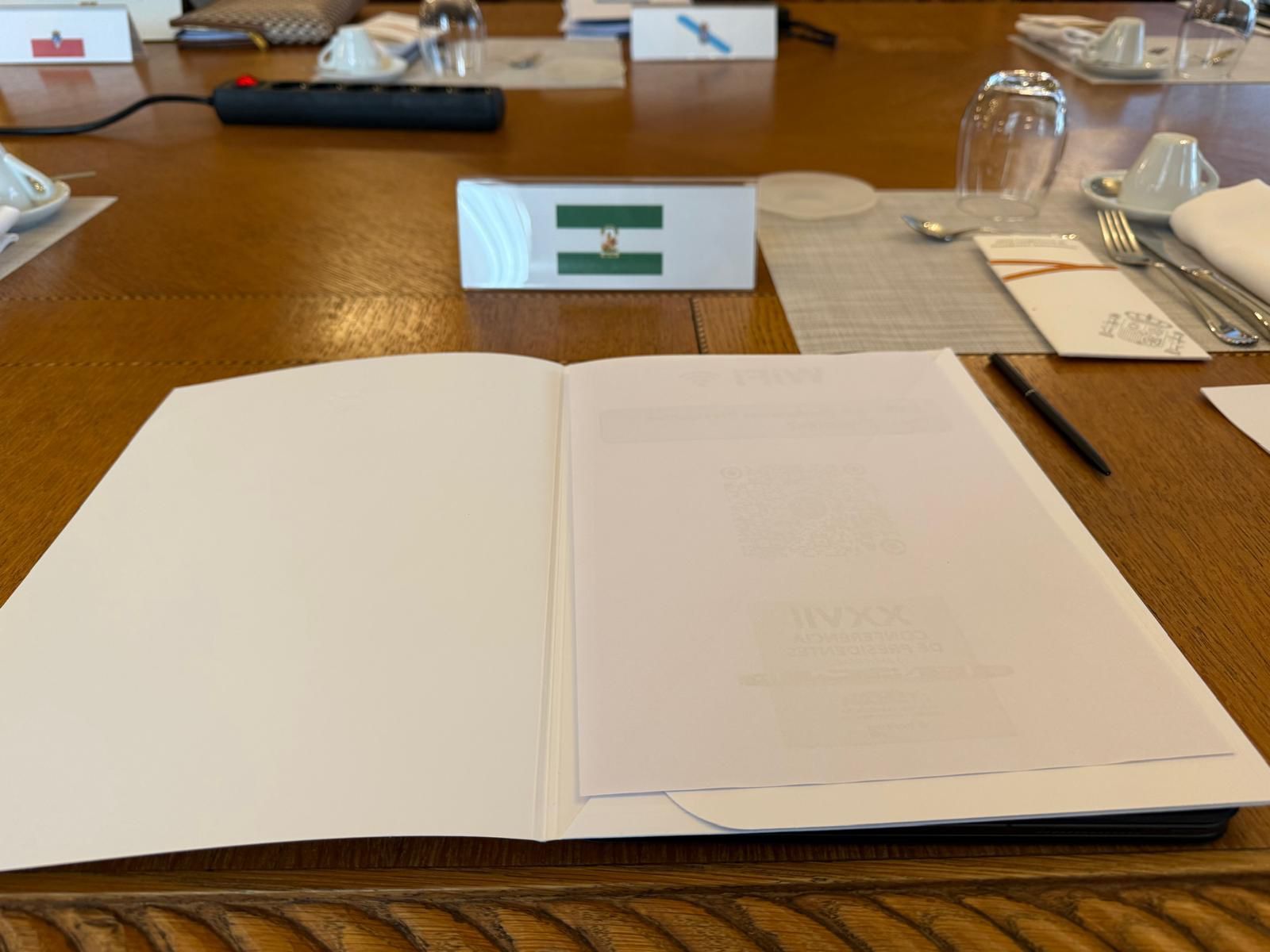 La carpeta que ha recibido el presidente de la Junta en la Conferencia de Presidentes