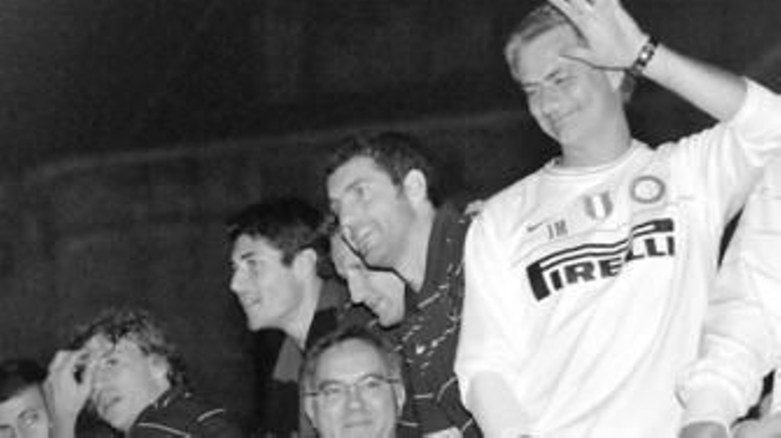 Jose Mourinho saluda a los aficionados del Inter desde el autobús en la celebración del sábado.