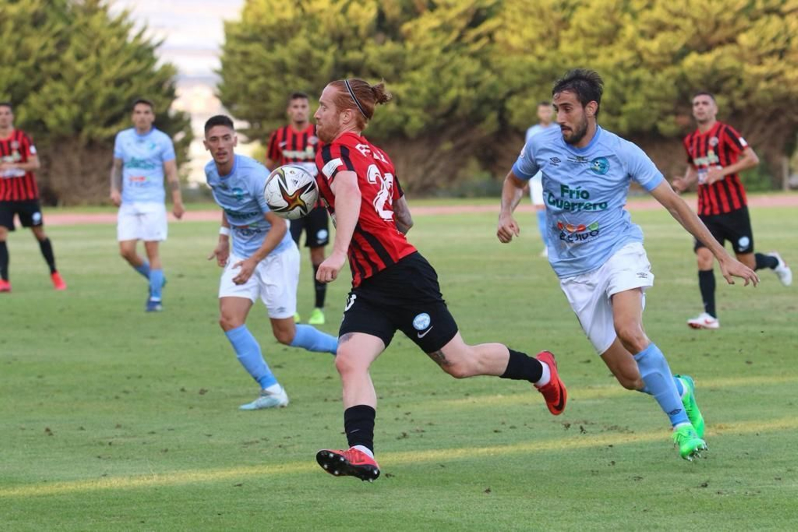 Peli, en la imagen con el balón en el partido de ida, es uno de los futbolistas que ya no está en su equipo