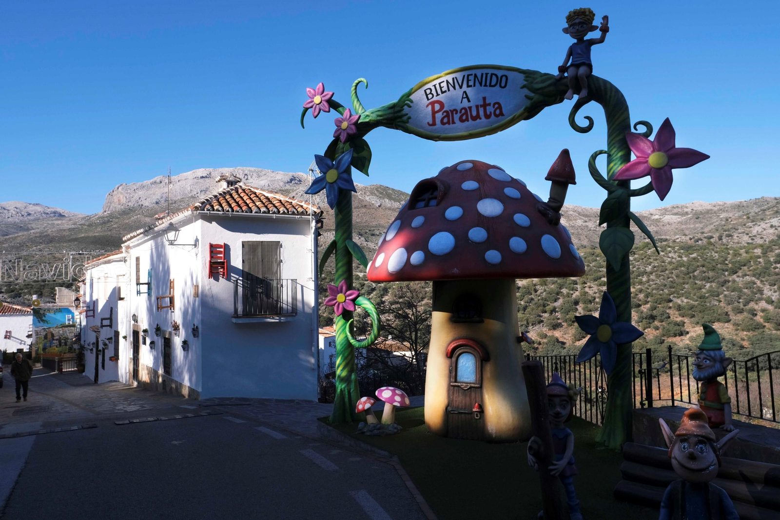 Decoración a la entrada de Parauta. Decoración a la entrada de Parauta.