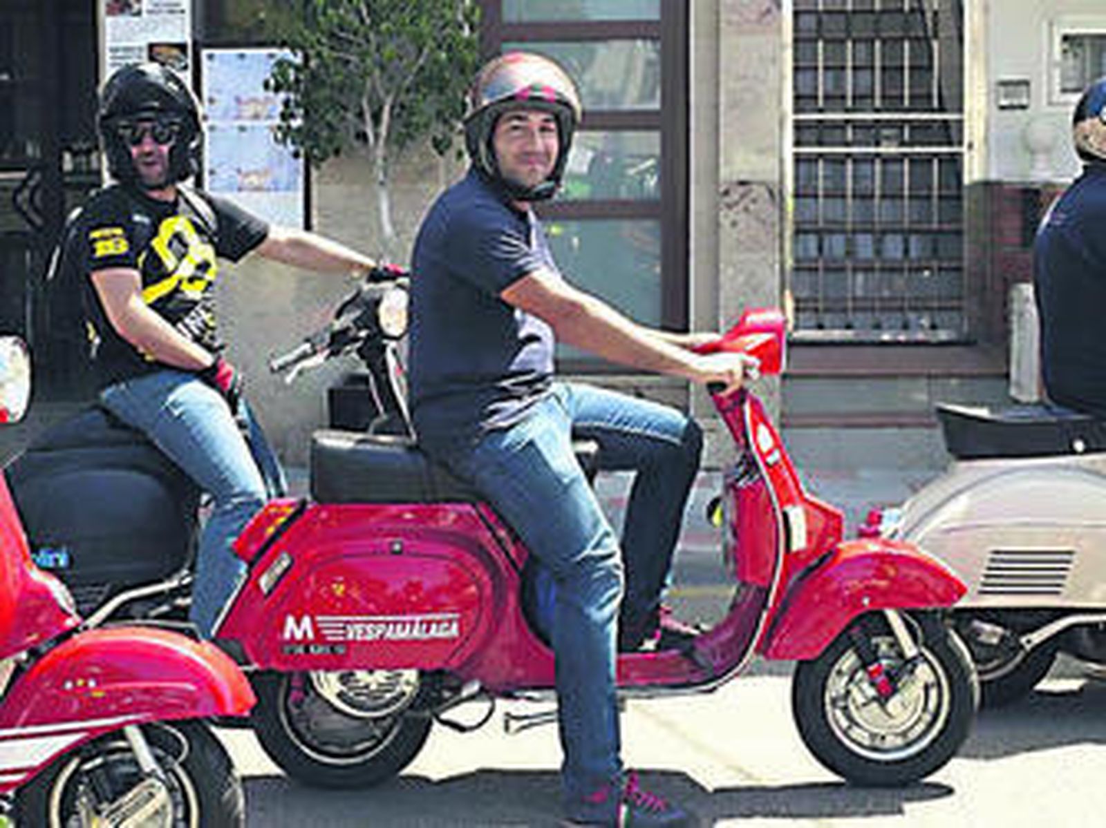 Robles pasea con su vespa modelo PKS 125 durante una de las rutas con Vespa Club Málaga.