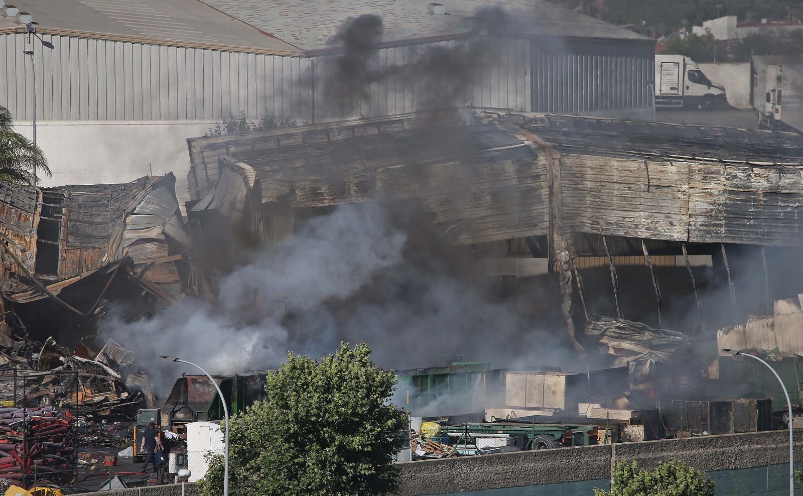 Incendio de tres naves de Limpiasol en el polígono Cortijo Real de Algeciras