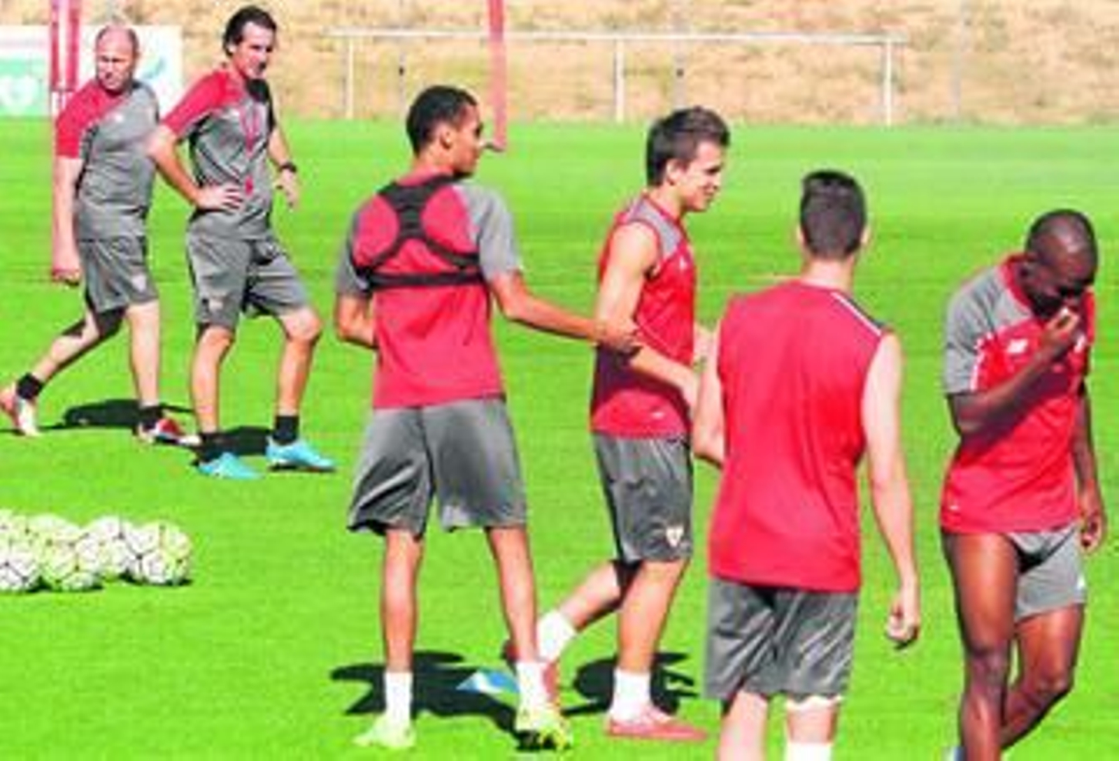 Emery y su ayudante Cherishev, tras Kolodziejczak, Konoplyanka y Kakuta.