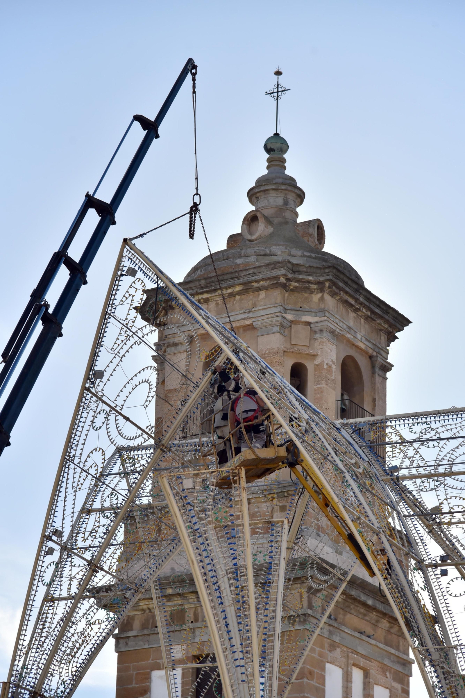 Montaje del alumbrado navideño en Algeciras