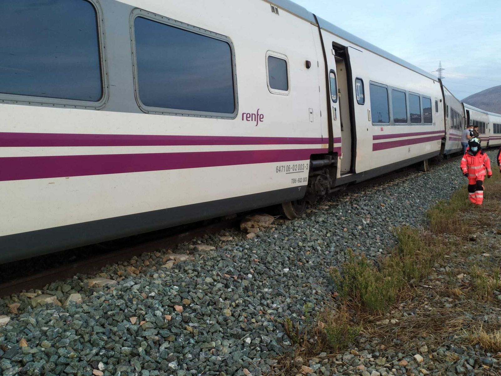Las fotos del tren descarrilado en Málaga, a su paso por Teba