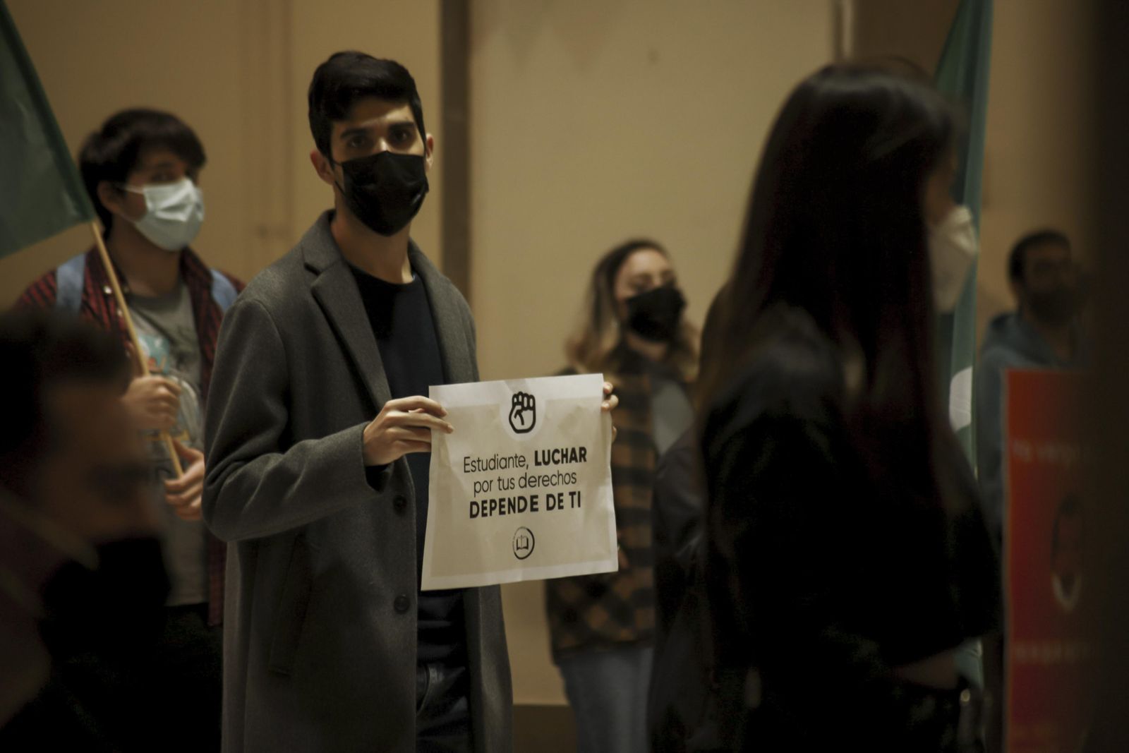 Sentada y pegada de carteles contra la "mala praxis" de un profesor de la UGR