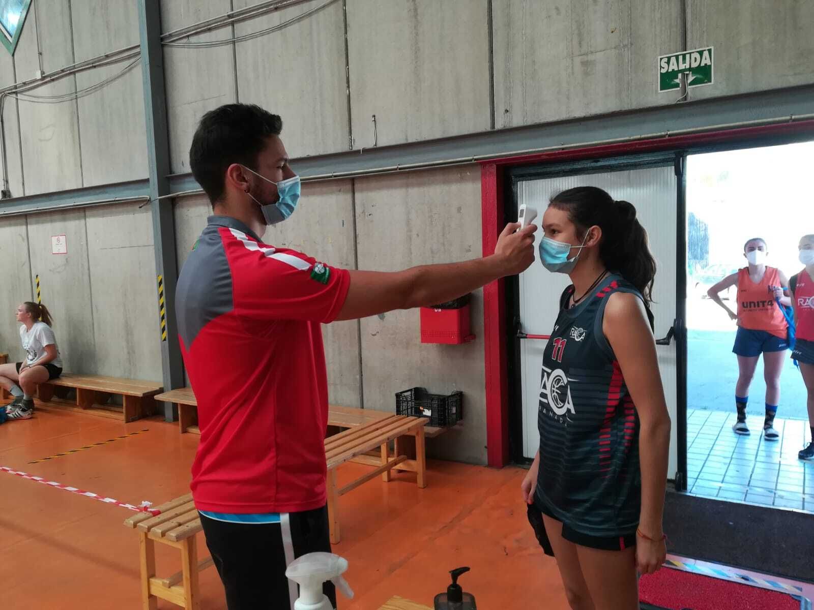 Imagen de una toma de temperatura previa a un entrenamiento