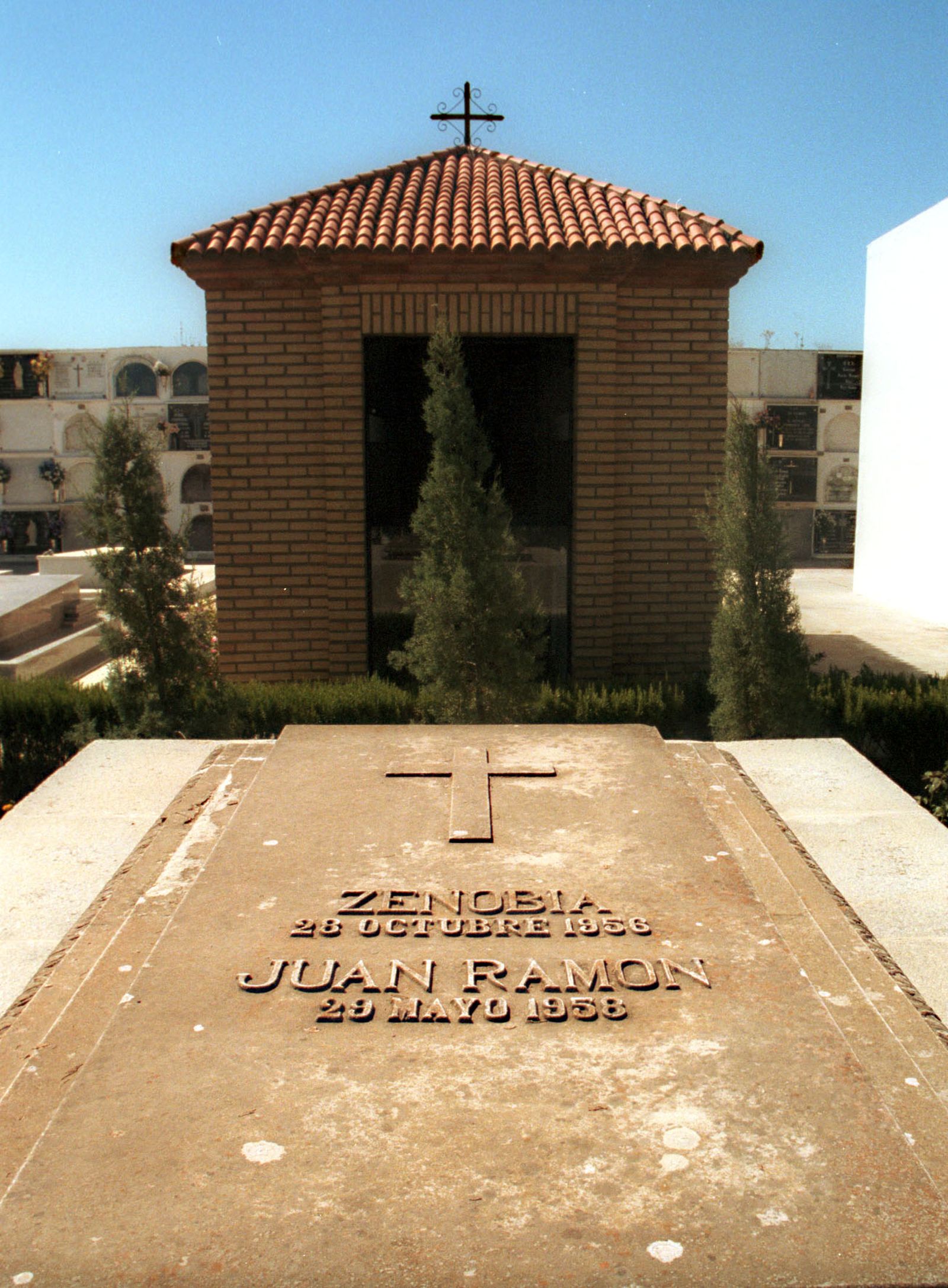 Juan Ramón Jiménez y Zenobia Camprubí descansan en el cementerio de Moguer.