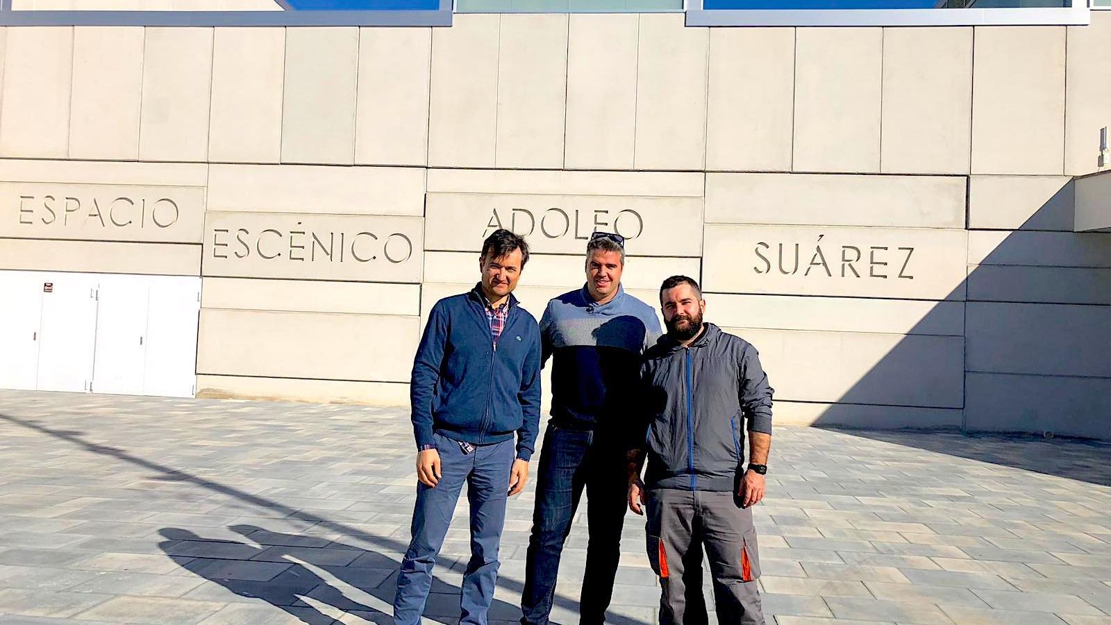 El alcalde, Manuel Flores, con responsables de Indatel en Plaza de España.