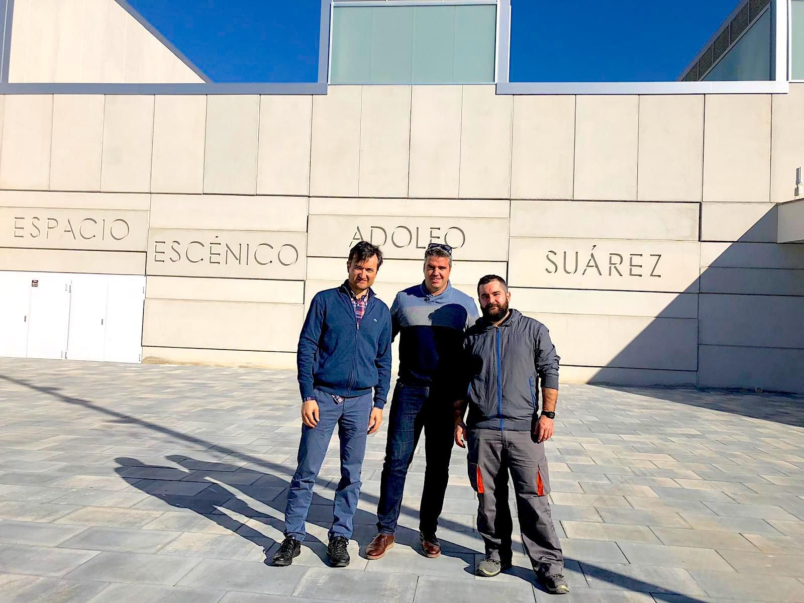 El alcalde, Manuel Flores, con responsables de Indatel en Plaza de España.