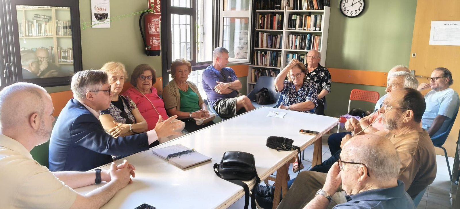Reunion de los socialistas Óscar Torres y José Ramón Ortega con la directiva de la asociación de vecinos Muñoz Arenillas de Cádiz.