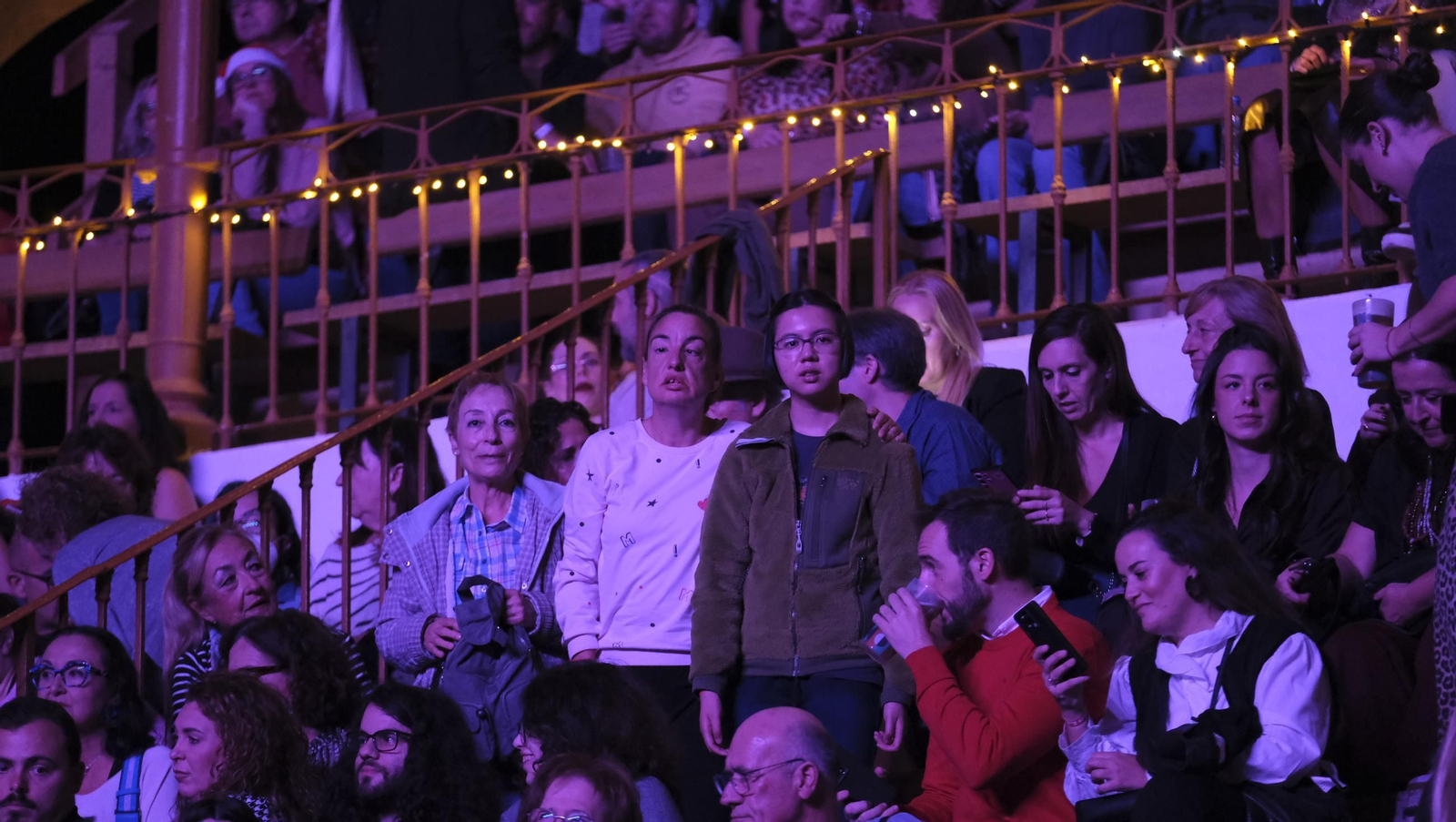 David Bisbal enamora a su Almería en el inicio de la gira 'Todo es Posible en Navidad', en fotografías
