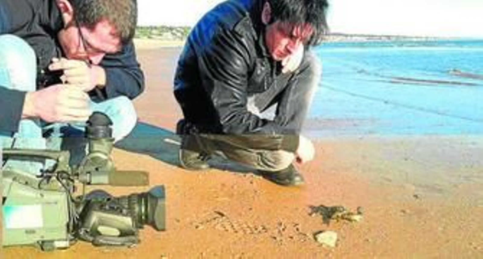 El cámara del programa, Pol Graell, y el presentador, Juan Carlos Ortega, en la playa de Mazagón.