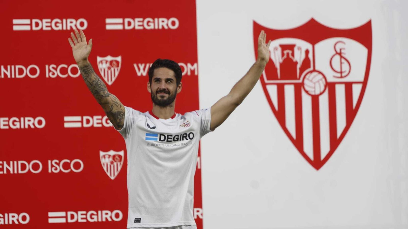 Isco, sonriente y emocionado, saluda a los miles de aficionados del Sevilla.