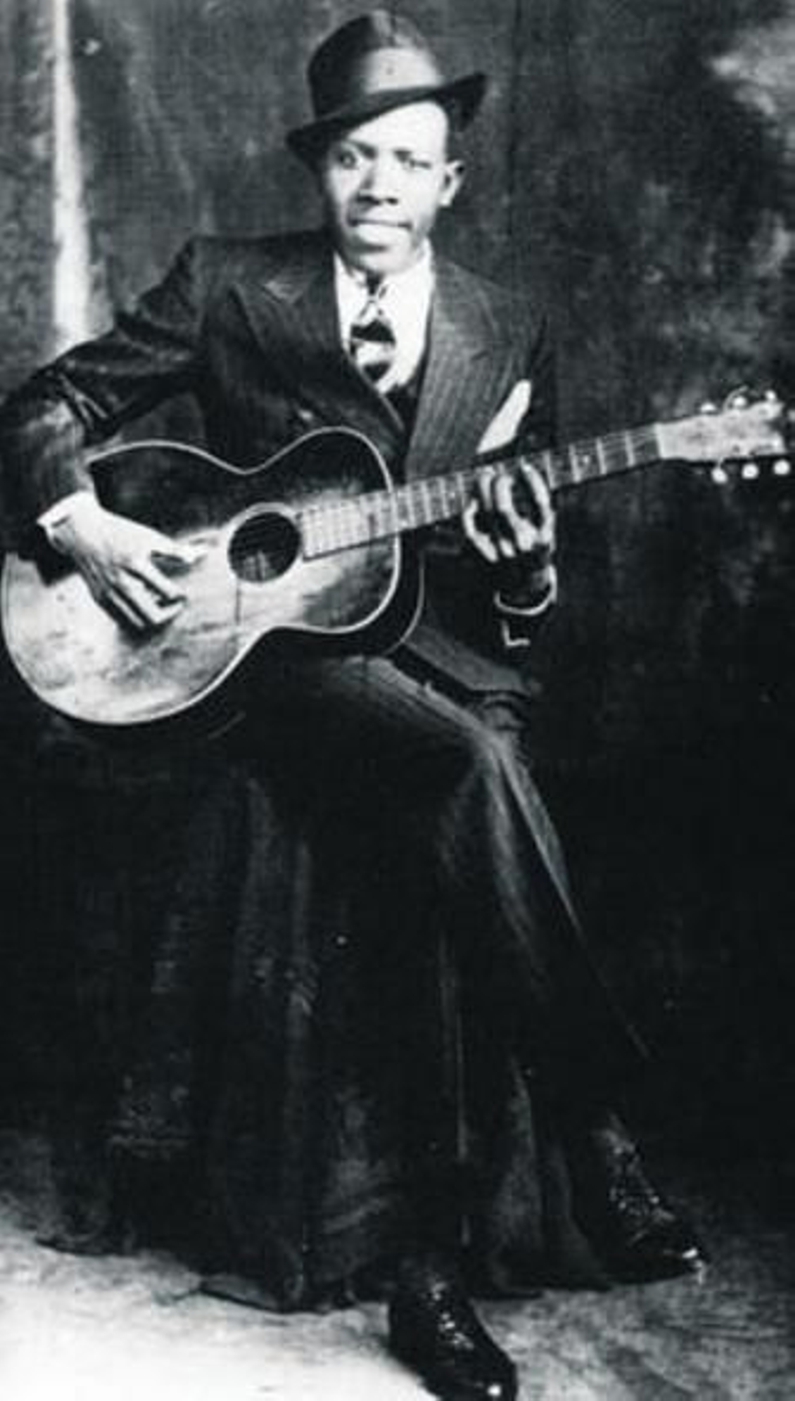 La imagen más conocida de las dos existentes de Robert Johnson.