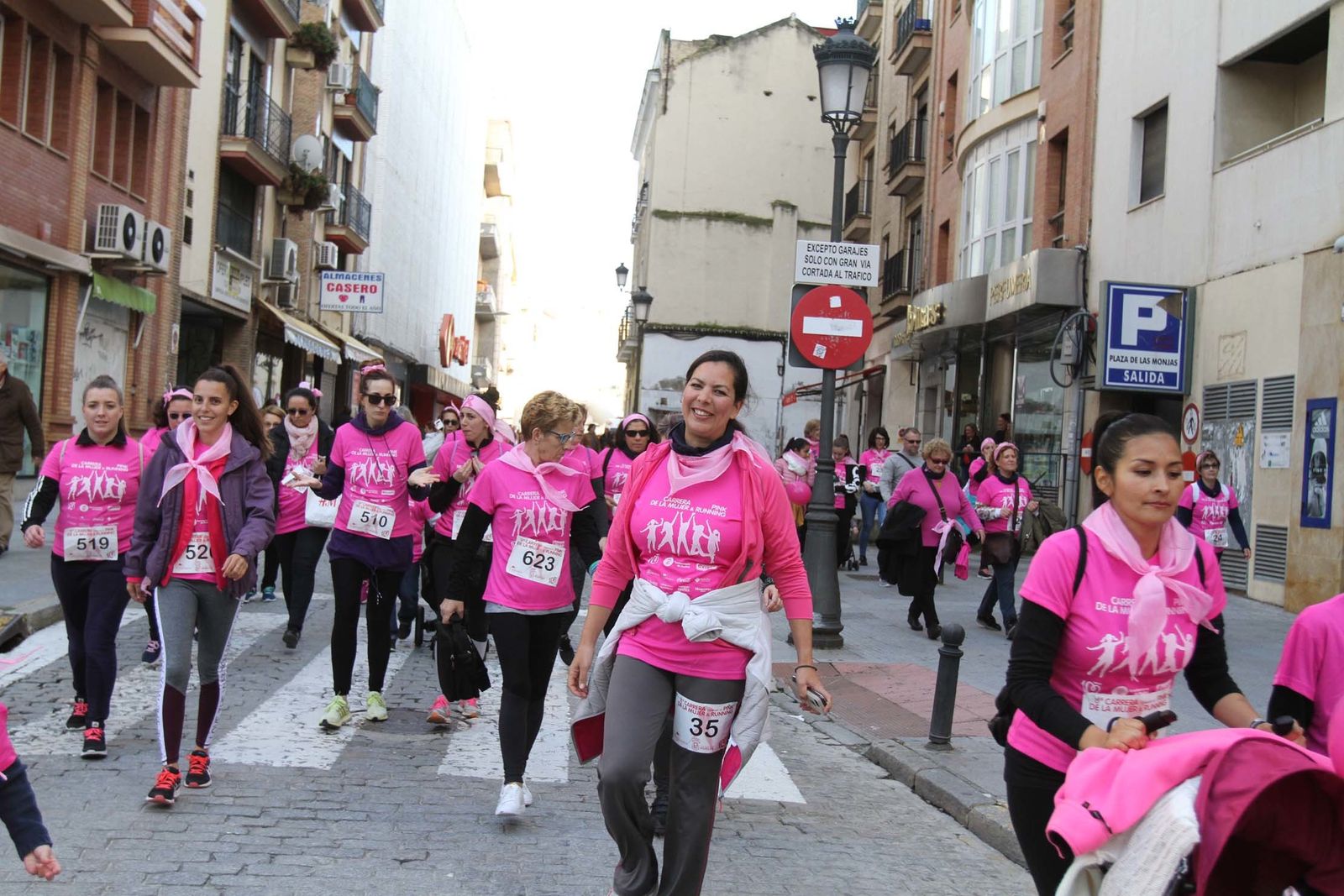 Imágenes de la Carrera contra el cáncer de mama de Huelva.