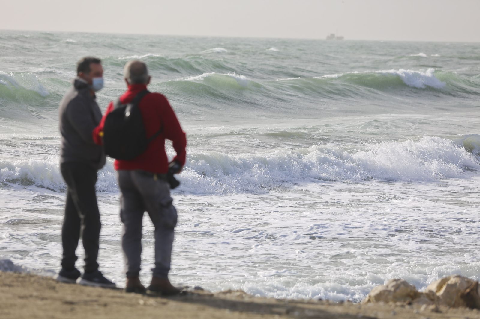 Viento, olas y surfistas para iniciar el fin de semana