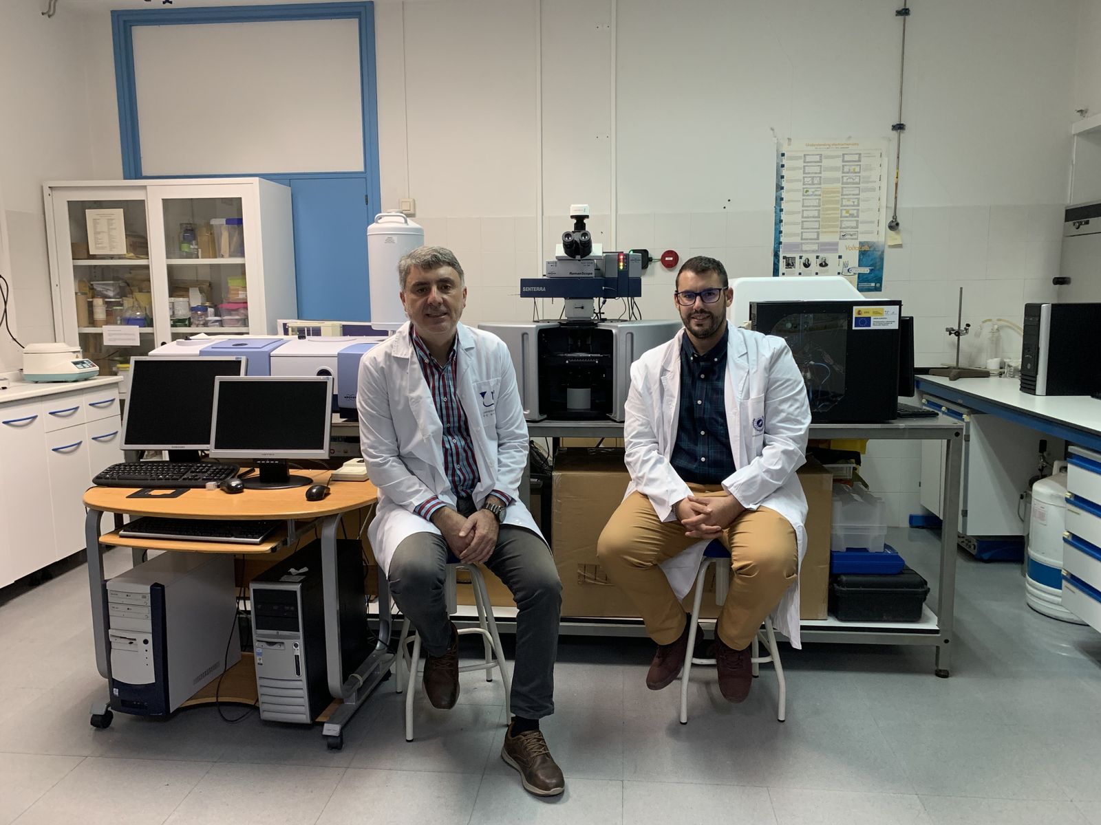 Juan Casado y Sergio Moles en el laboratorio donde trabajan en la Universidad de Málaga.