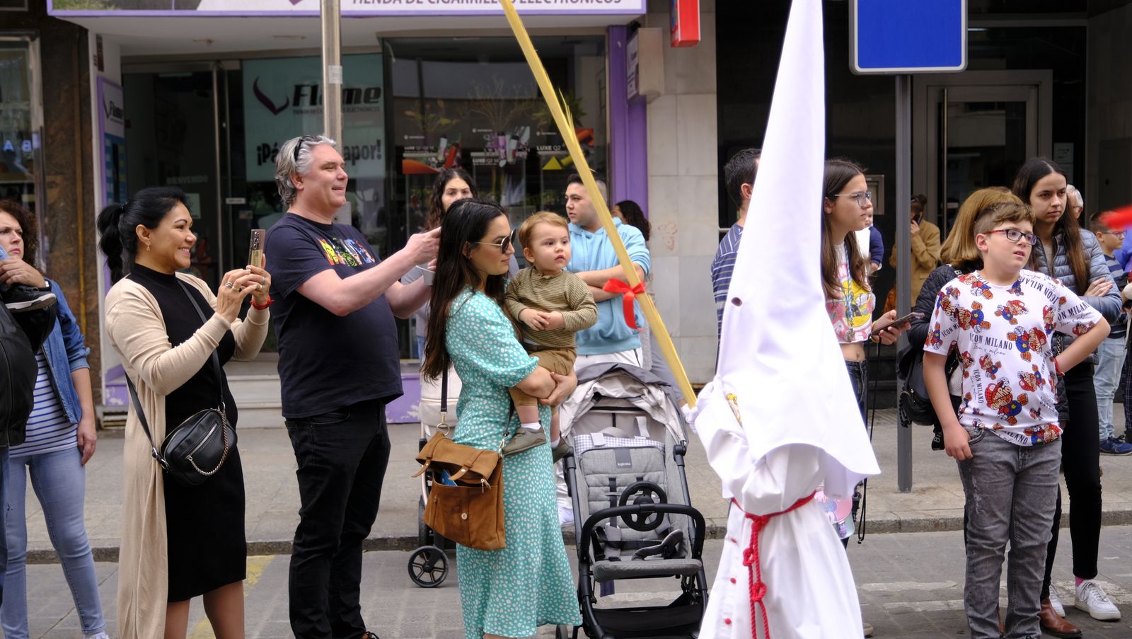 La Borriquita procesiona por las calles de Almería, en imágenes