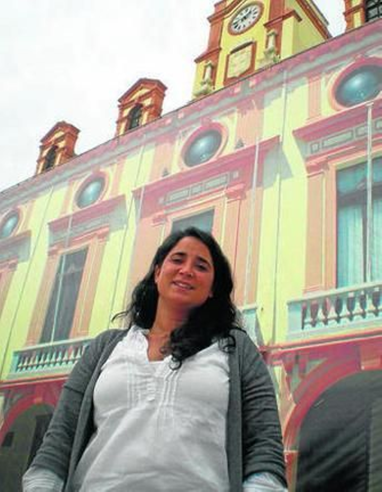 Vanesa Segura, concejal de Izquierda Unida, en la Plaza Vieja.