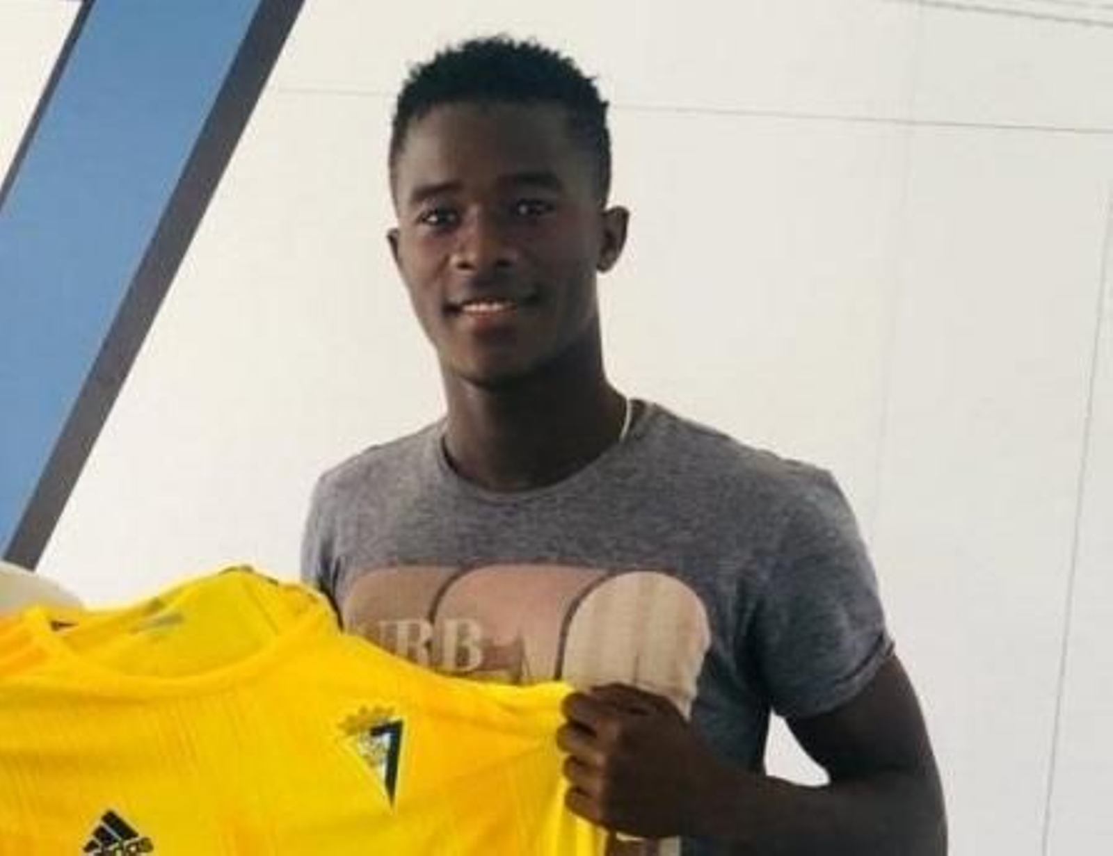 Arona Diawara sostiene una camiseta en la sede de la entidad.
