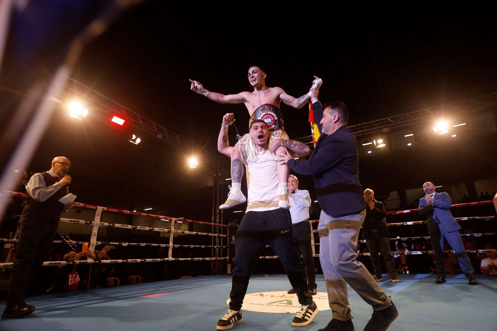 Las mejores fotos del debut profesional de Rafa Lozano Jr. ante Kervin Romero