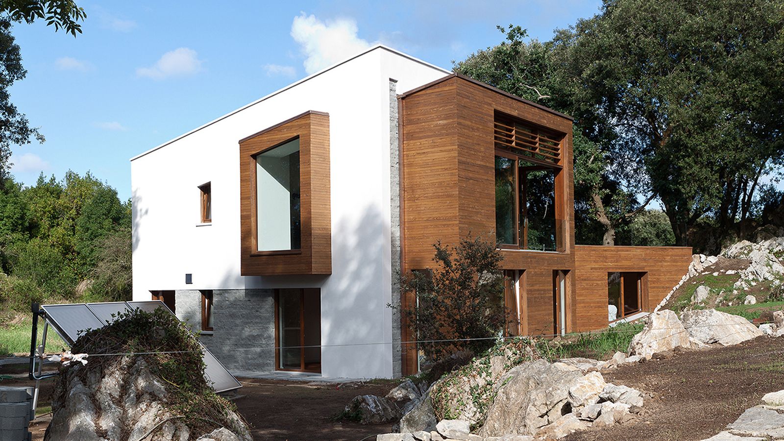 Una casa con paneles solares.