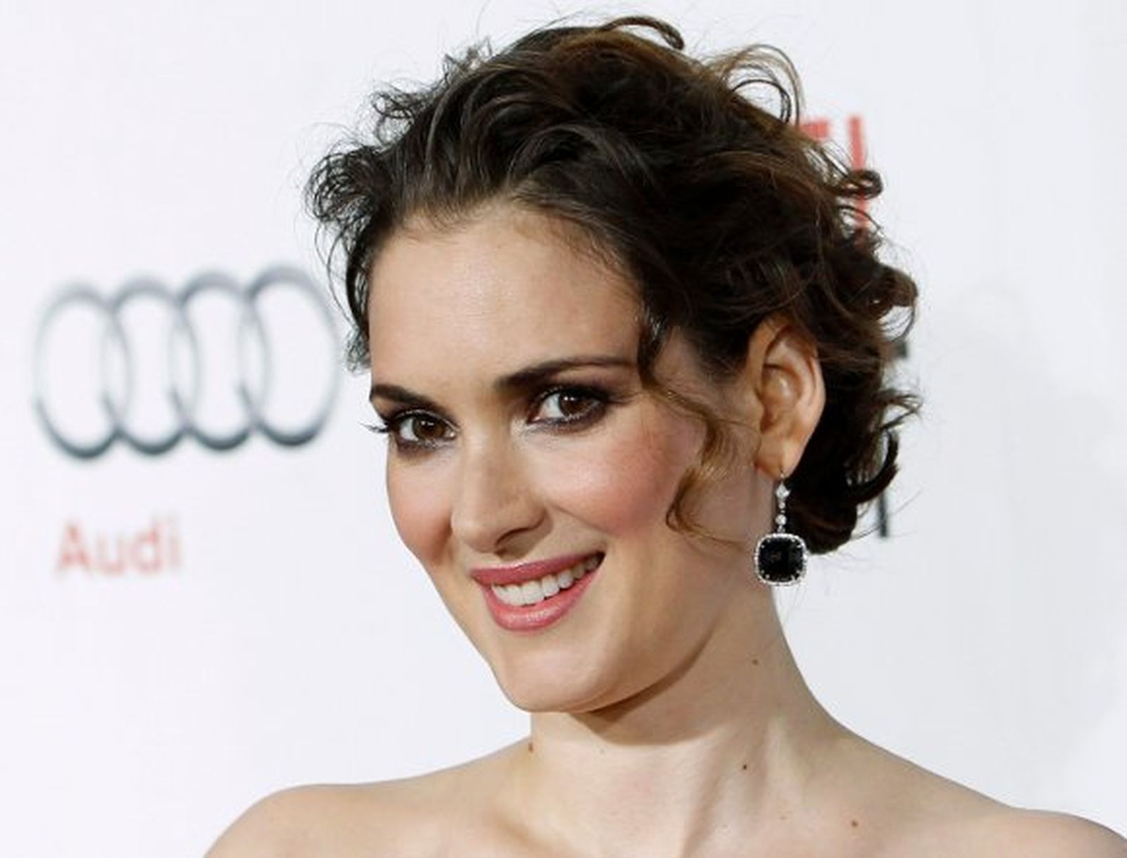 Winona Ryder acusa a Mel Gibson de ser una persona "racista" y "homófoba"