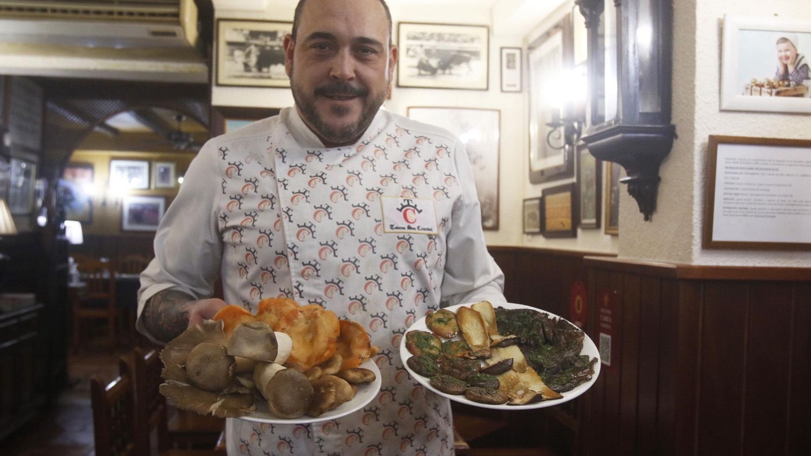 pedro Salcedo y el plato de setas a la plancha de la Taberna San Cristóbal.