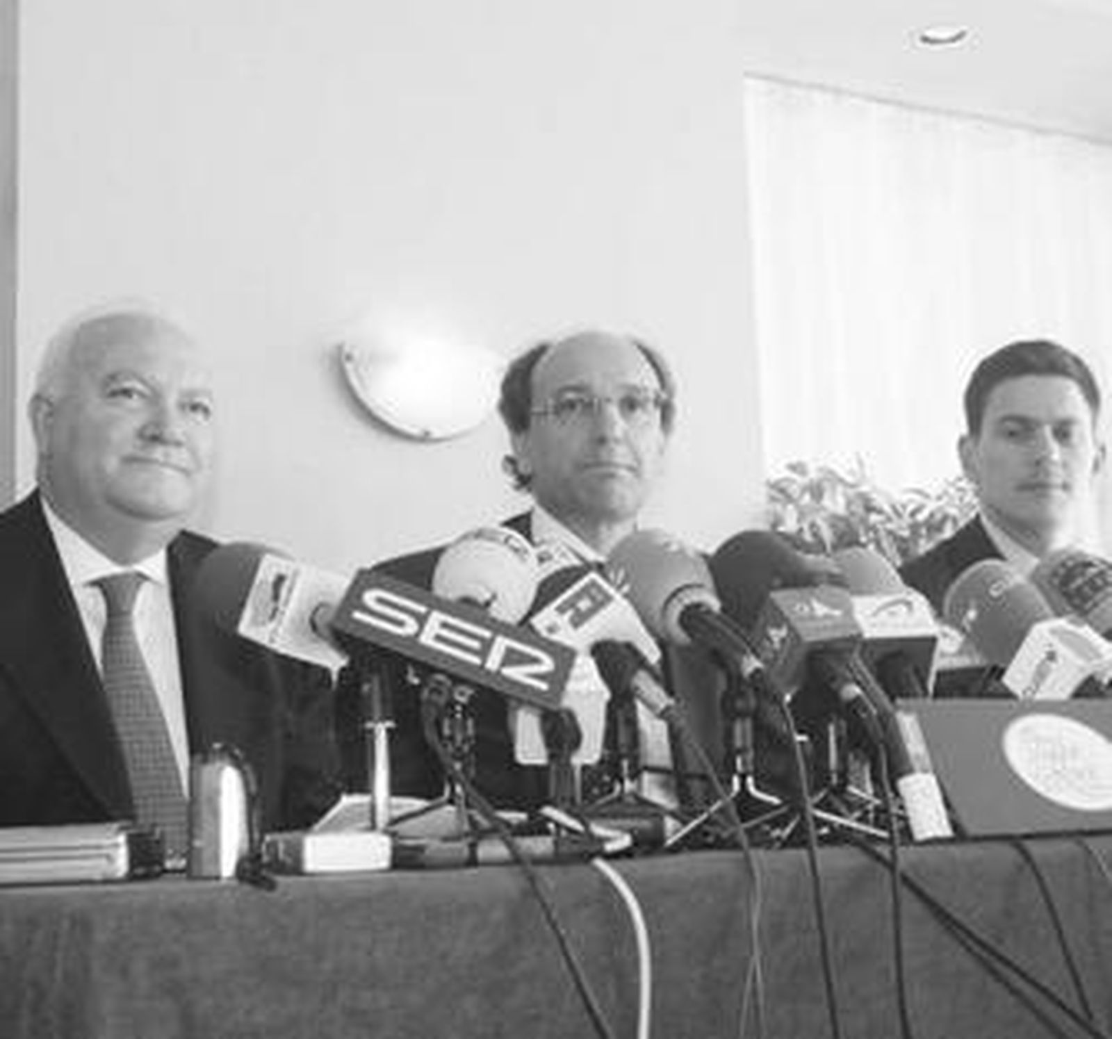 Moratinos, Caruana y Miliband, durante la última cumbre ministerial del Foro, celebrada en el Peñón.