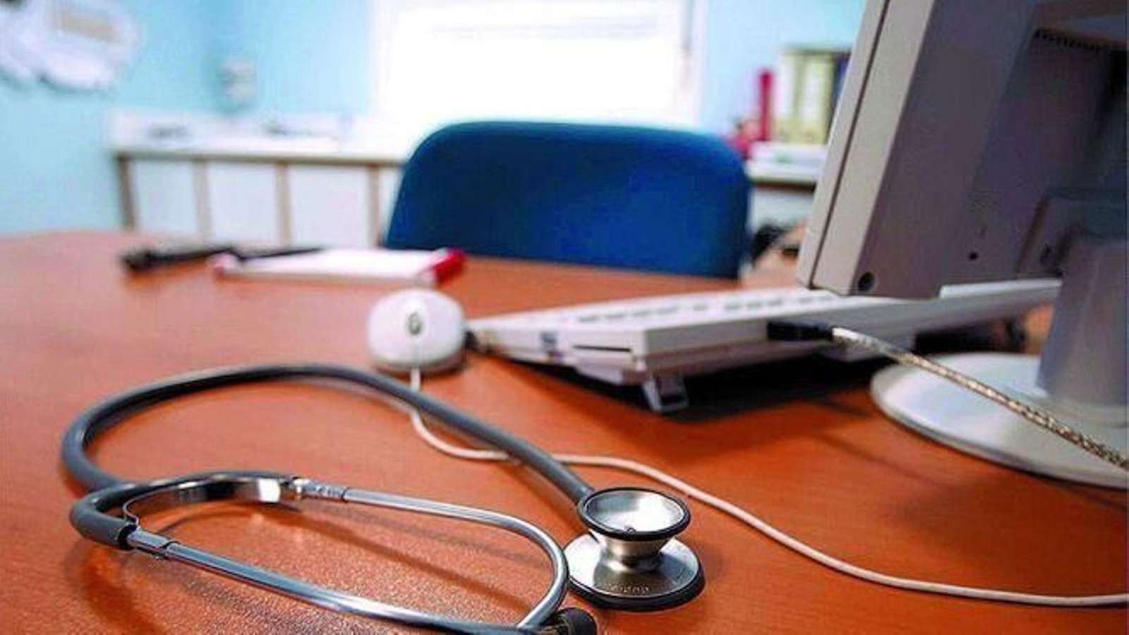 Un fonendoscopio, en la mesa de un médico.