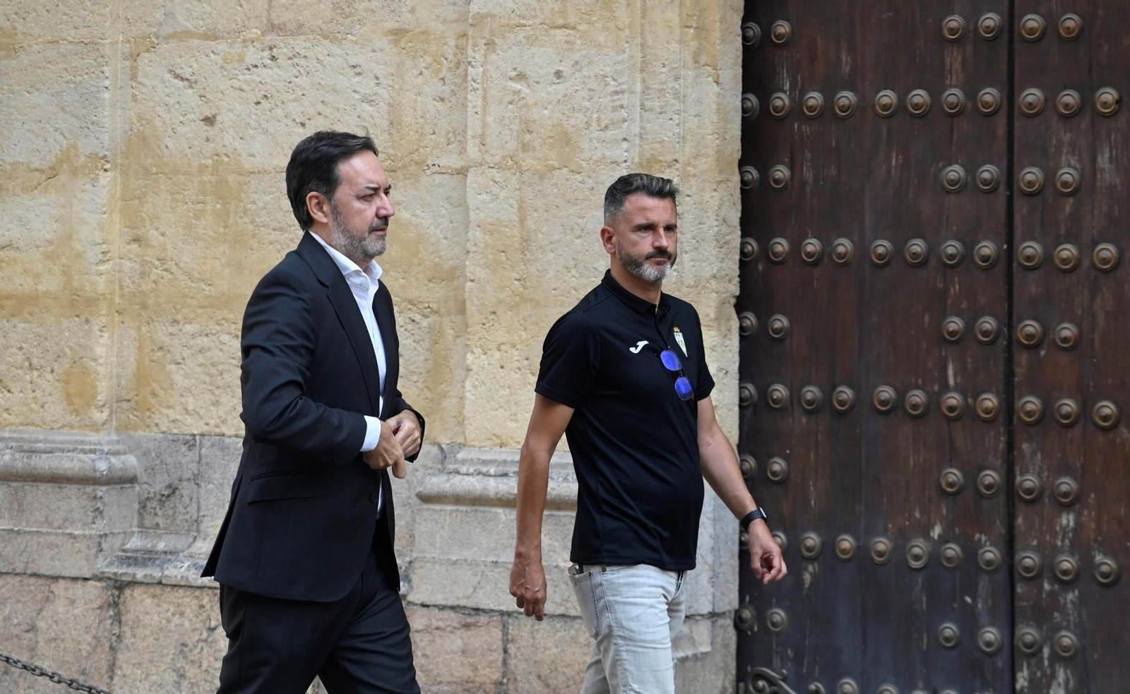 Antonio Fernández Monterrubio e Iván Ania, antes de llegar a un acto del Córdoba CF.