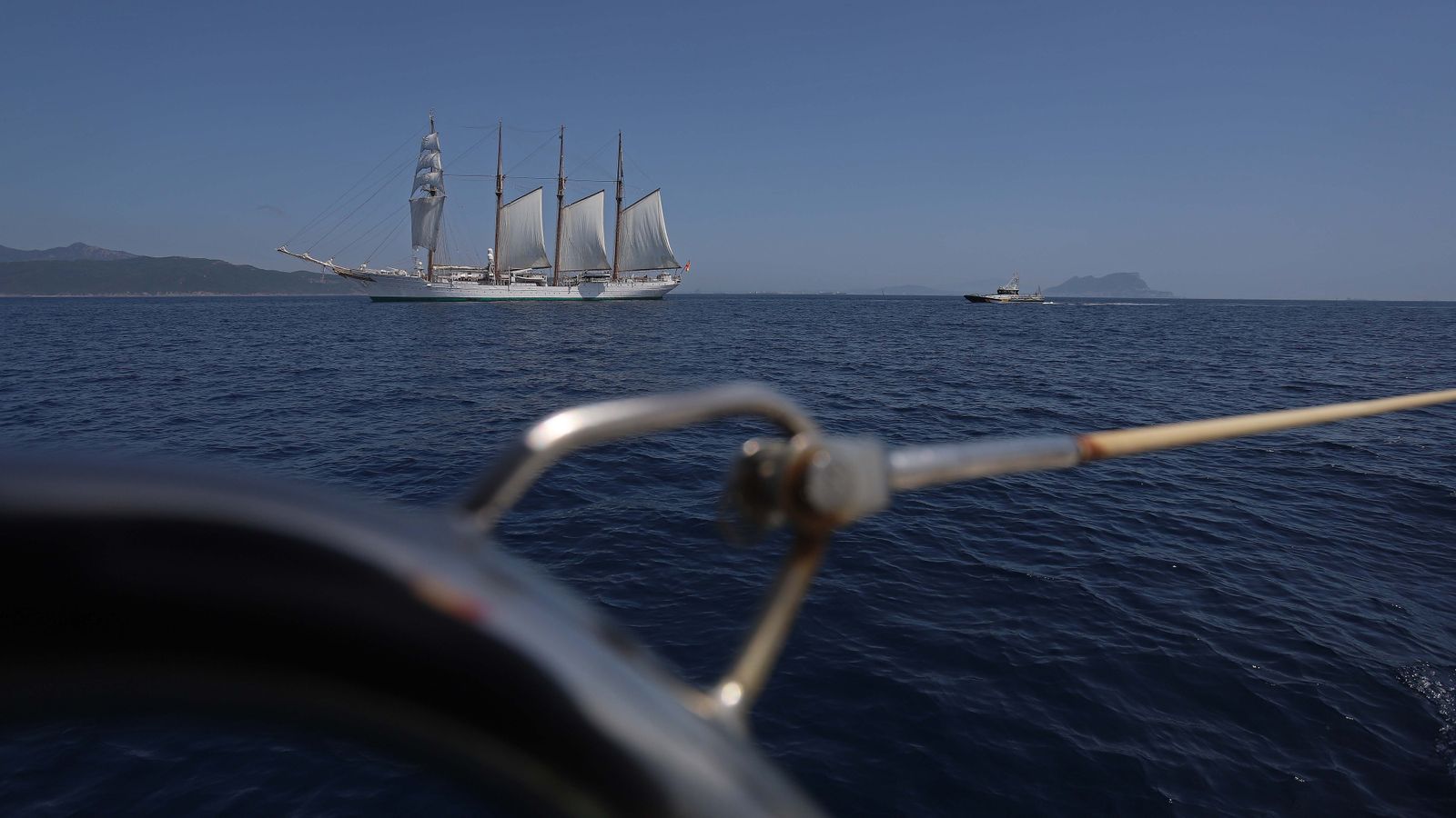 Fotos del 'Juan Sebastián Elcano' navegando por el Estrecho