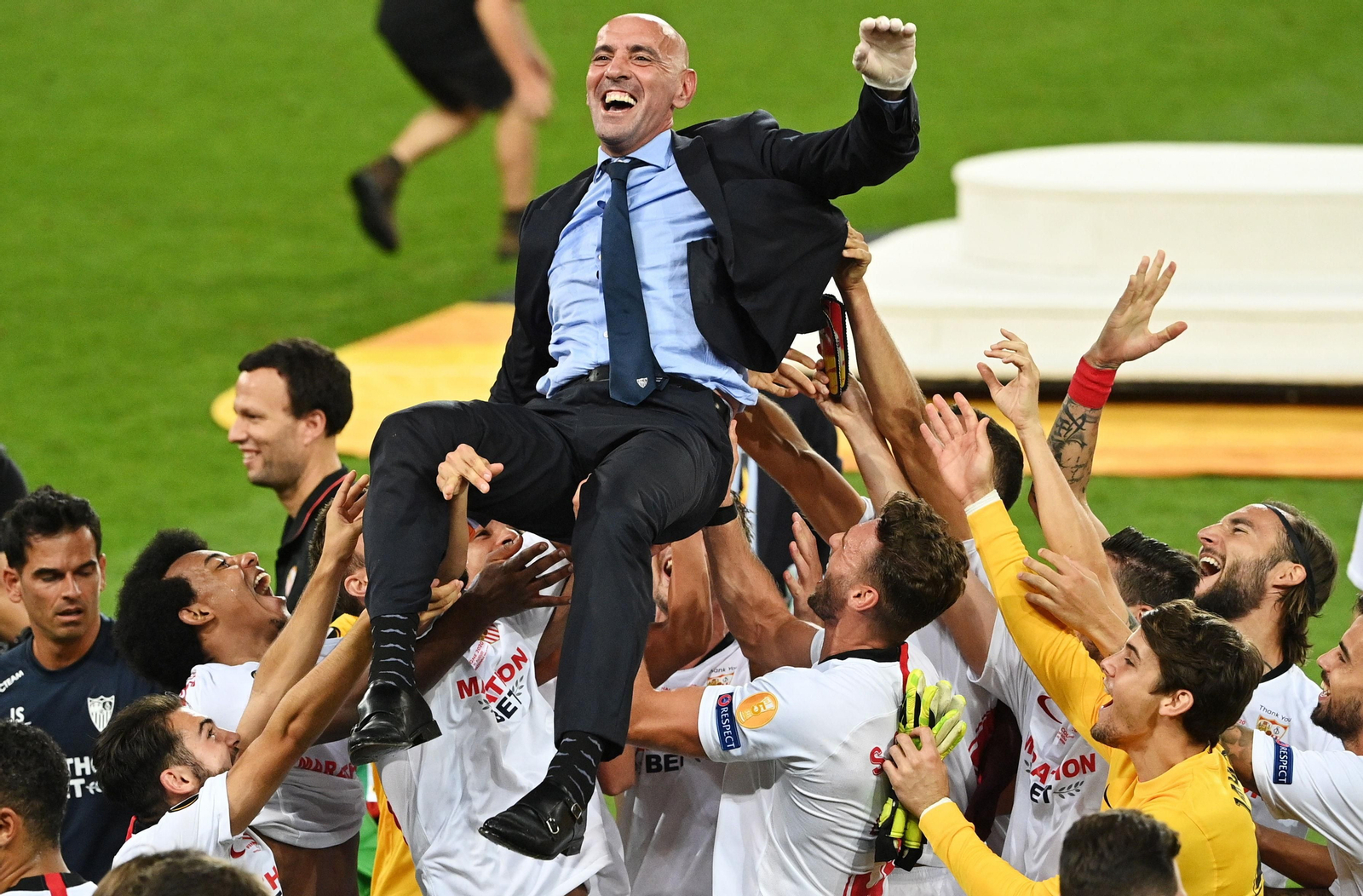 Monchi es manteado por los jugadores al término del partido en Colonia.