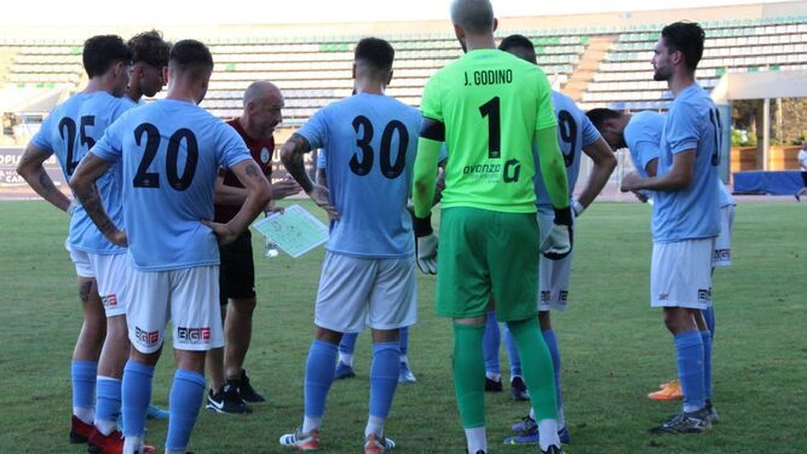 Cabello da instrucciones a su equipo