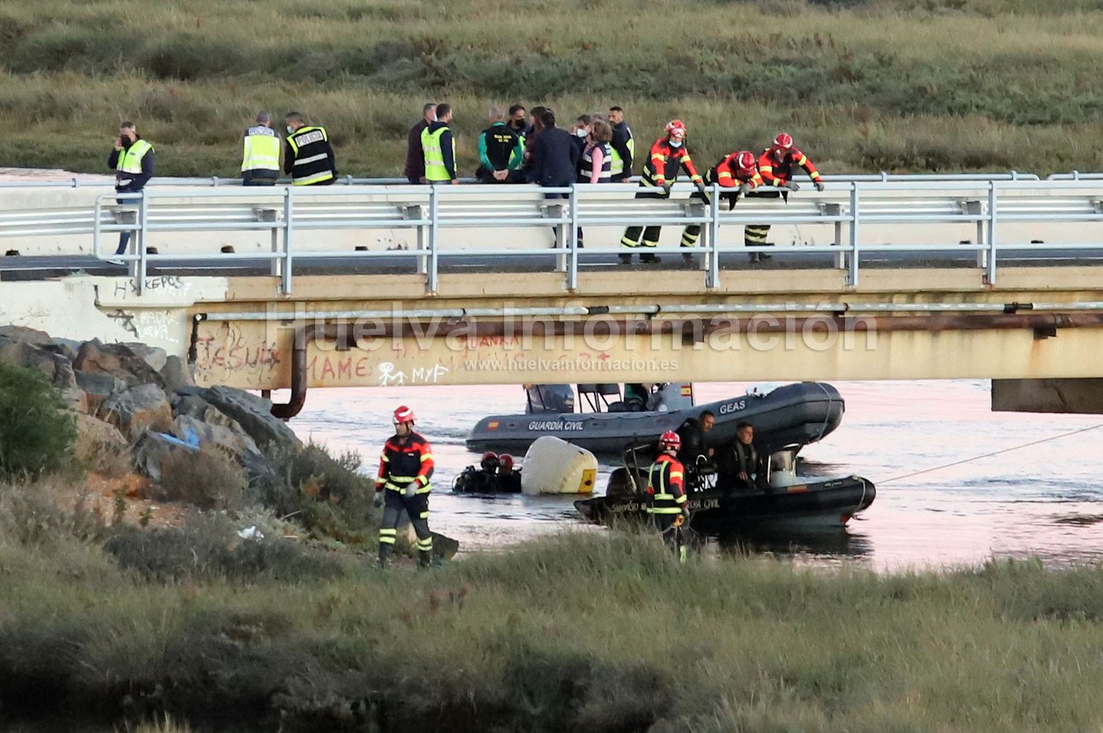 Encuentran los cuerpos de Enrique y Paqui en el acceso al espigón de Huelva, en imágenes