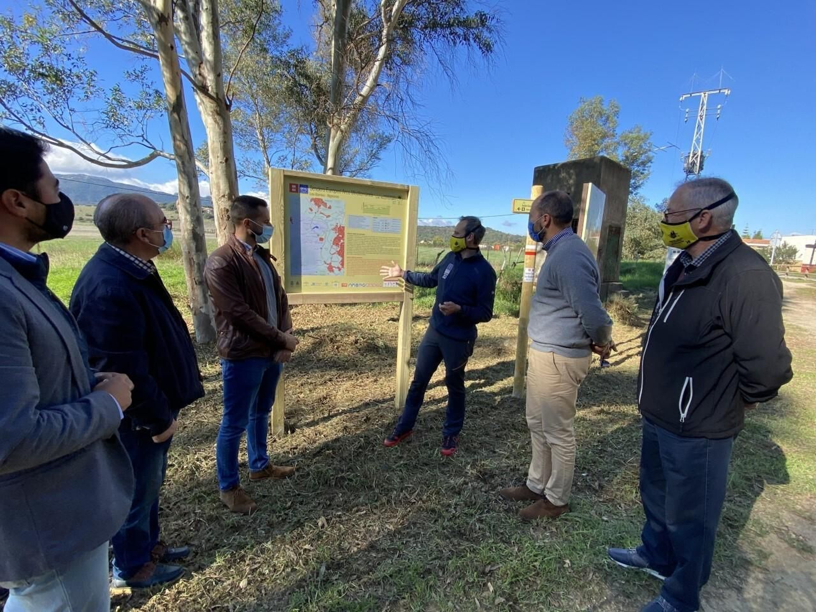 Alconchel, Fernández y otros responsables, en el inicio del sendero.