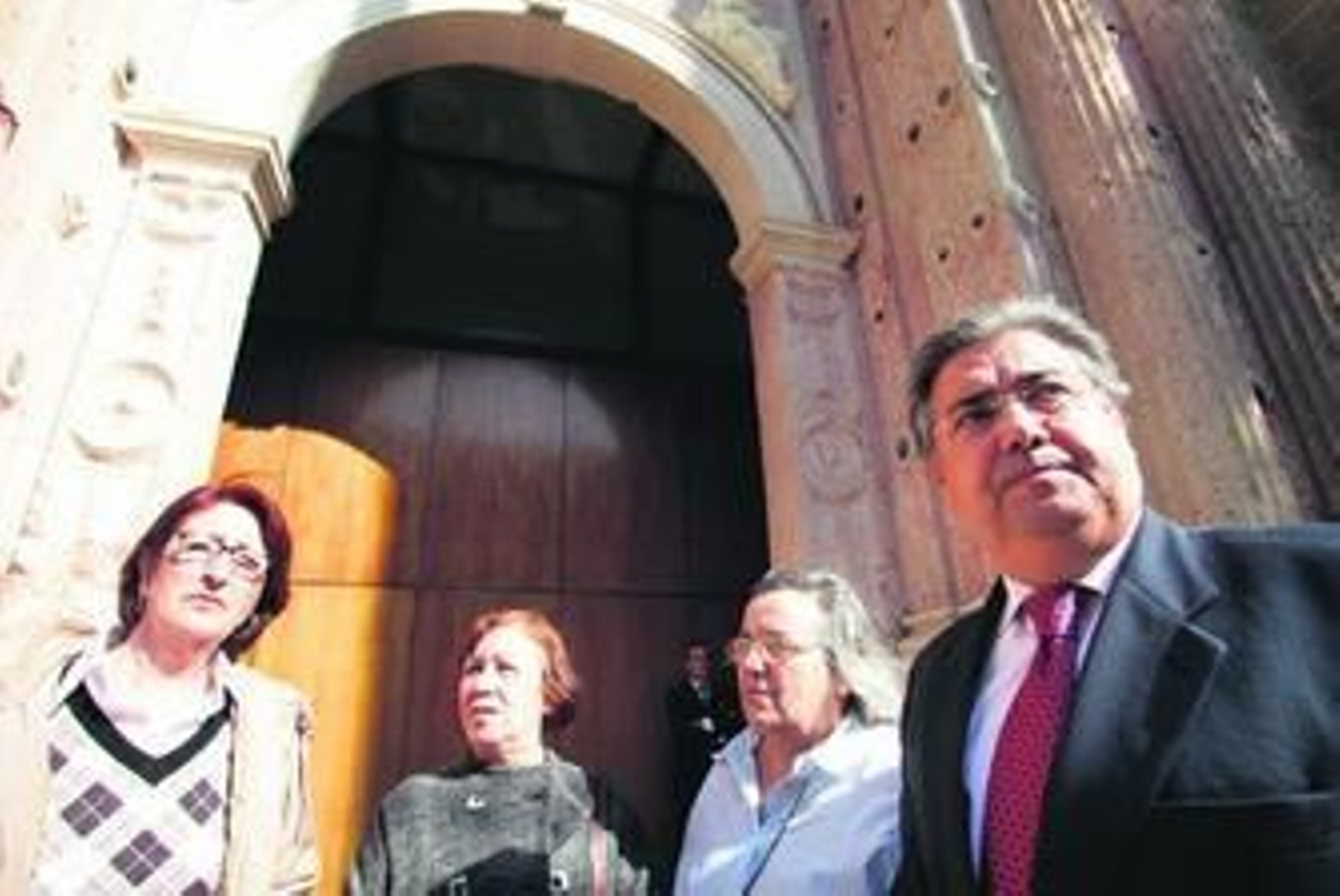 Zoido atiende a unas trabajadoras de Surcolor, ayer en el Parlamento.