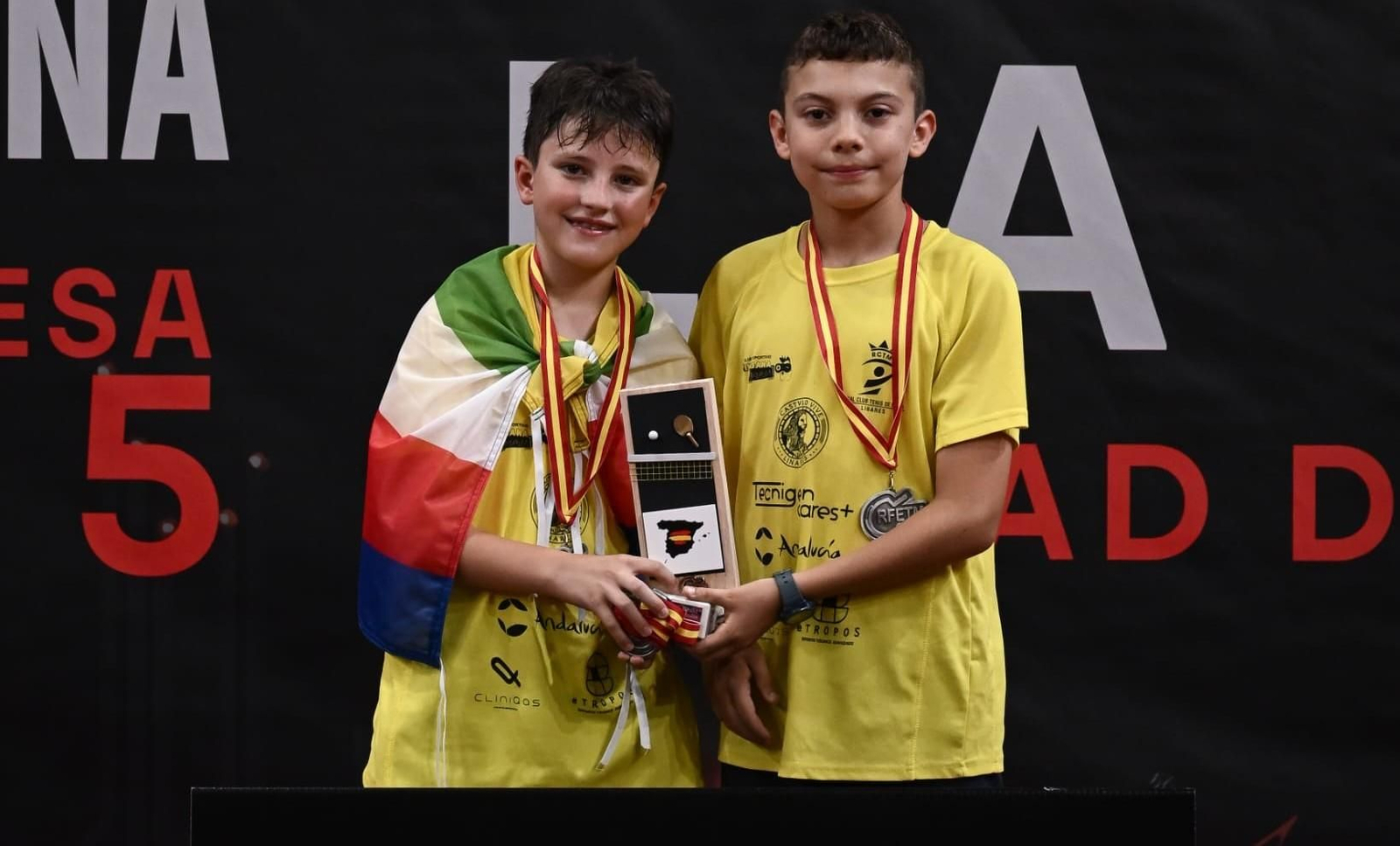 Jacobo Hervás y Antonio Ruiz, con sus medalla y su trofeo.