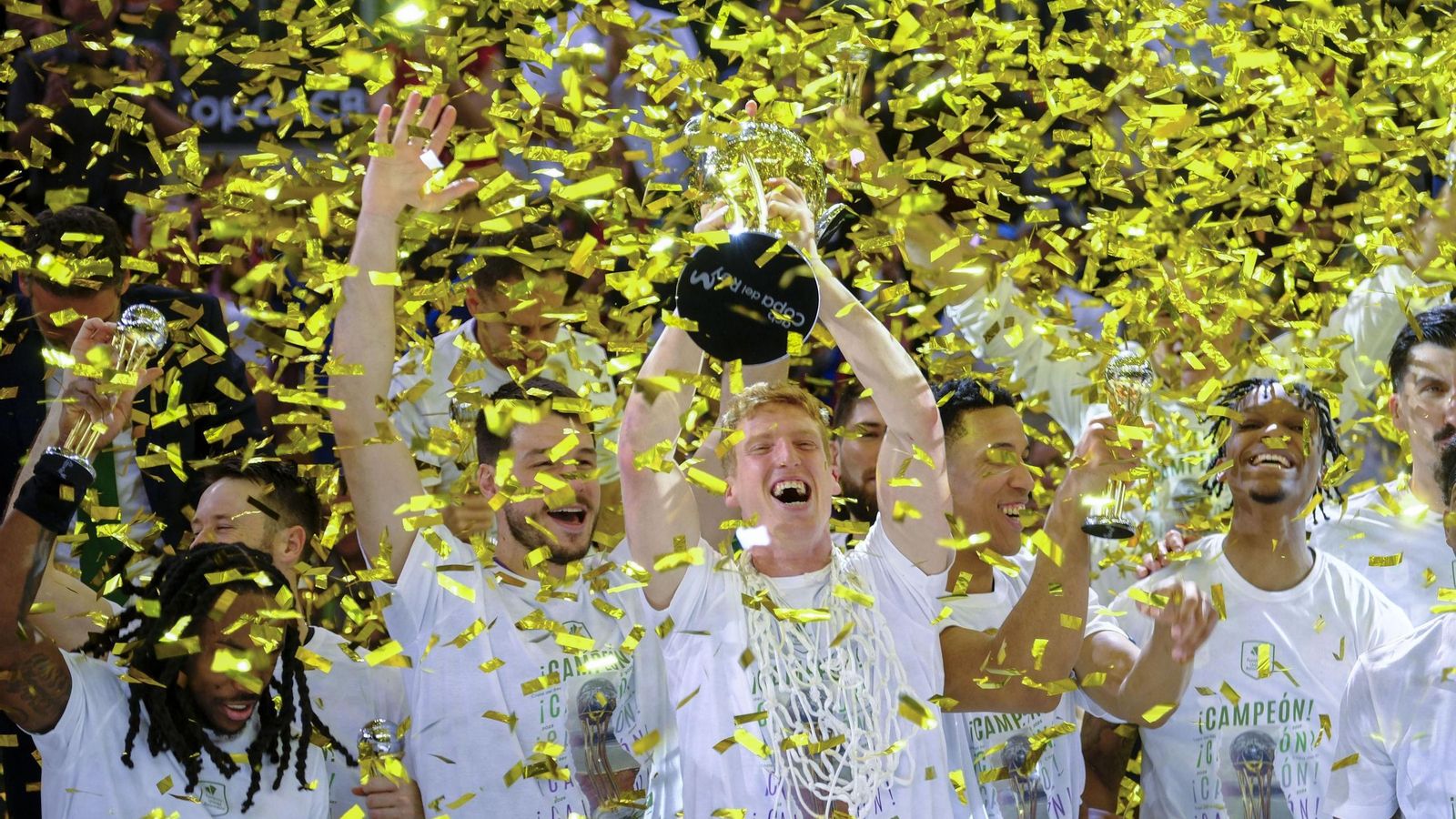 El Unicaja, campeón de Copa: Todas las imágenes del partido, la fiesta y la llegada a Málaga