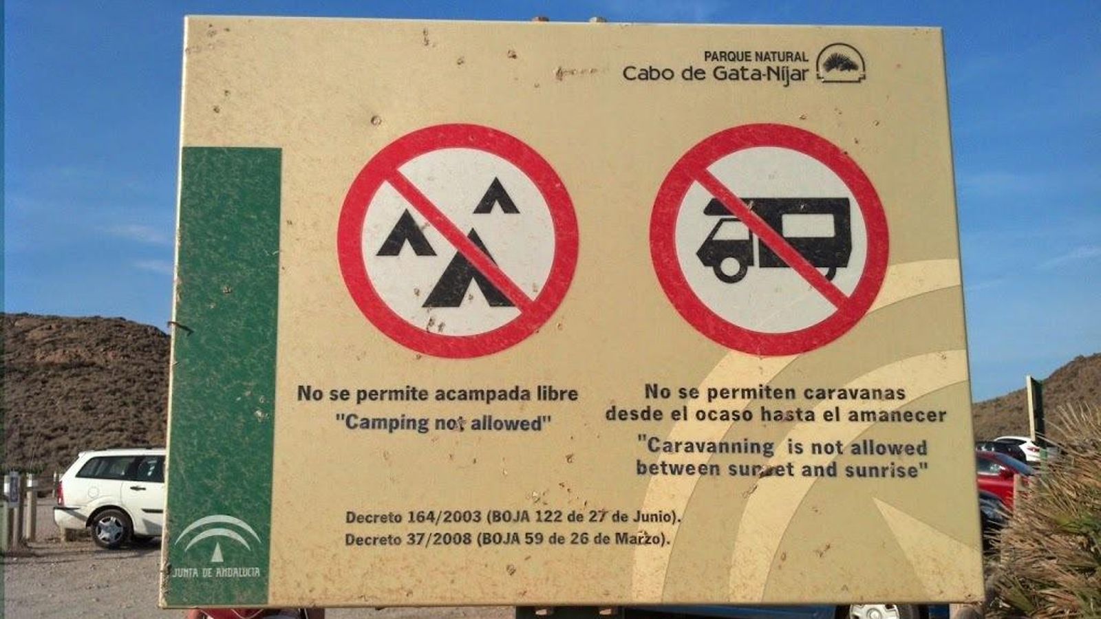 Uno de los paneles informativos con la restricción de caravanas y acampadas